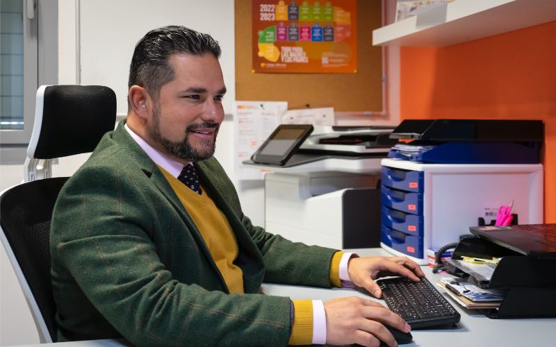 Ricardo es el gerente de Alborada, una tarea poco conocida, pero imprescindible para que el colegio se pueda abrir cada mañana.