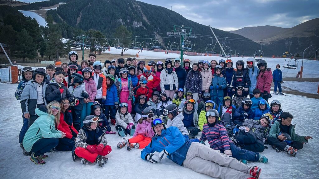 Alumnos del colegio Alborada de Alcalá de Henares han disfrutado de una emocionante convivencia de esquí en la estación del Pirineo catalán de La Molina.