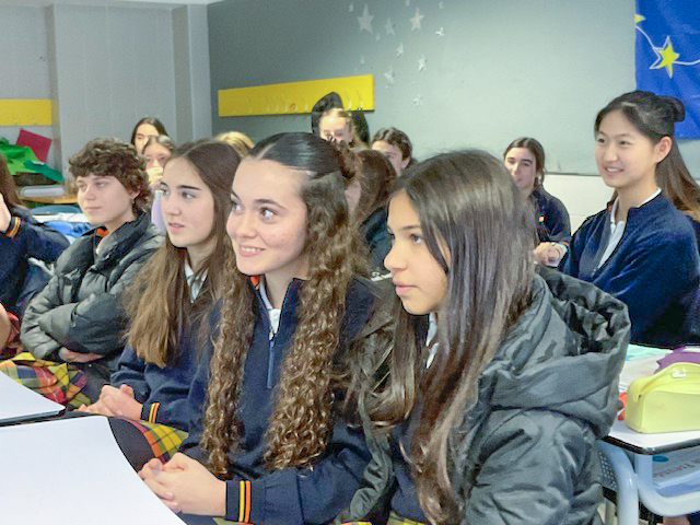Este año, los estudiantes de 4º de la ESO A y B del Colegio Alborada han participado en una experiencia enriquecedora para mejorar su inglés y conocer la cultura inglesa.