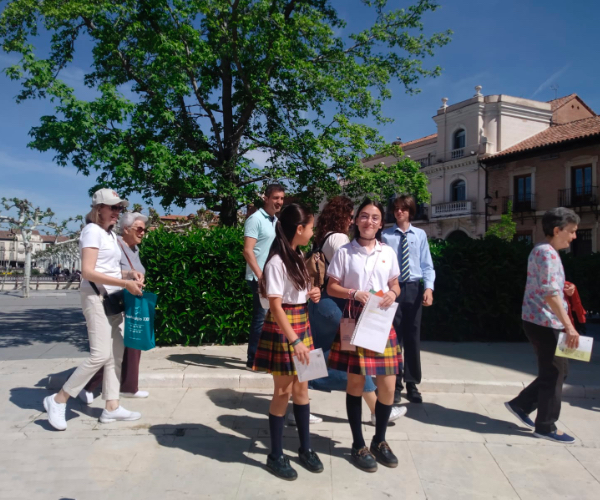 El domingo 14 de abril, estudiantes de 1º y 2º de Secundaria del colegio Alborada se unieron para guiar a turistas y familias por el centro histórico de Alcalá de Henares.